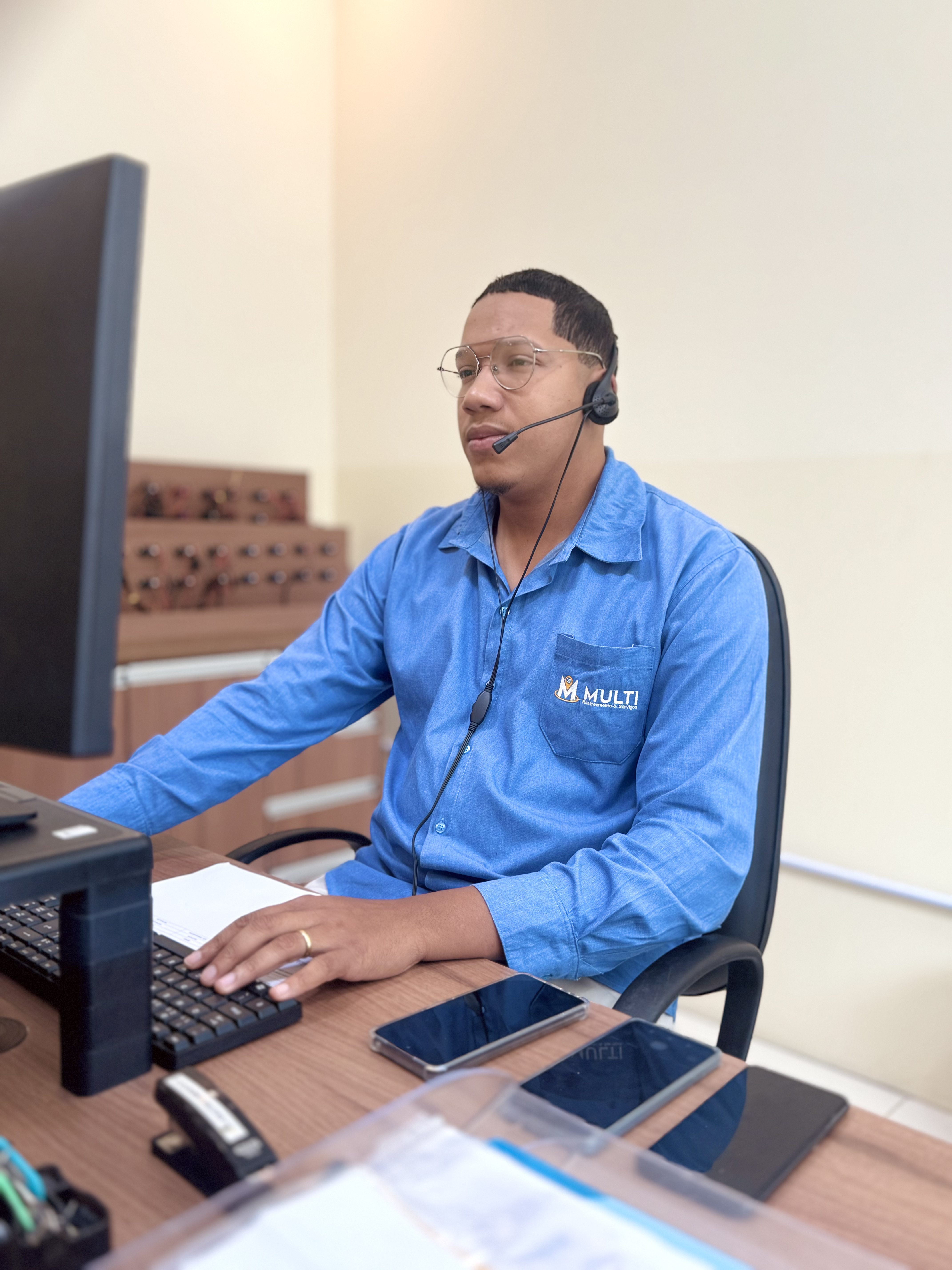 Profissional da Multi Rastreamento atendendo cliente pela central