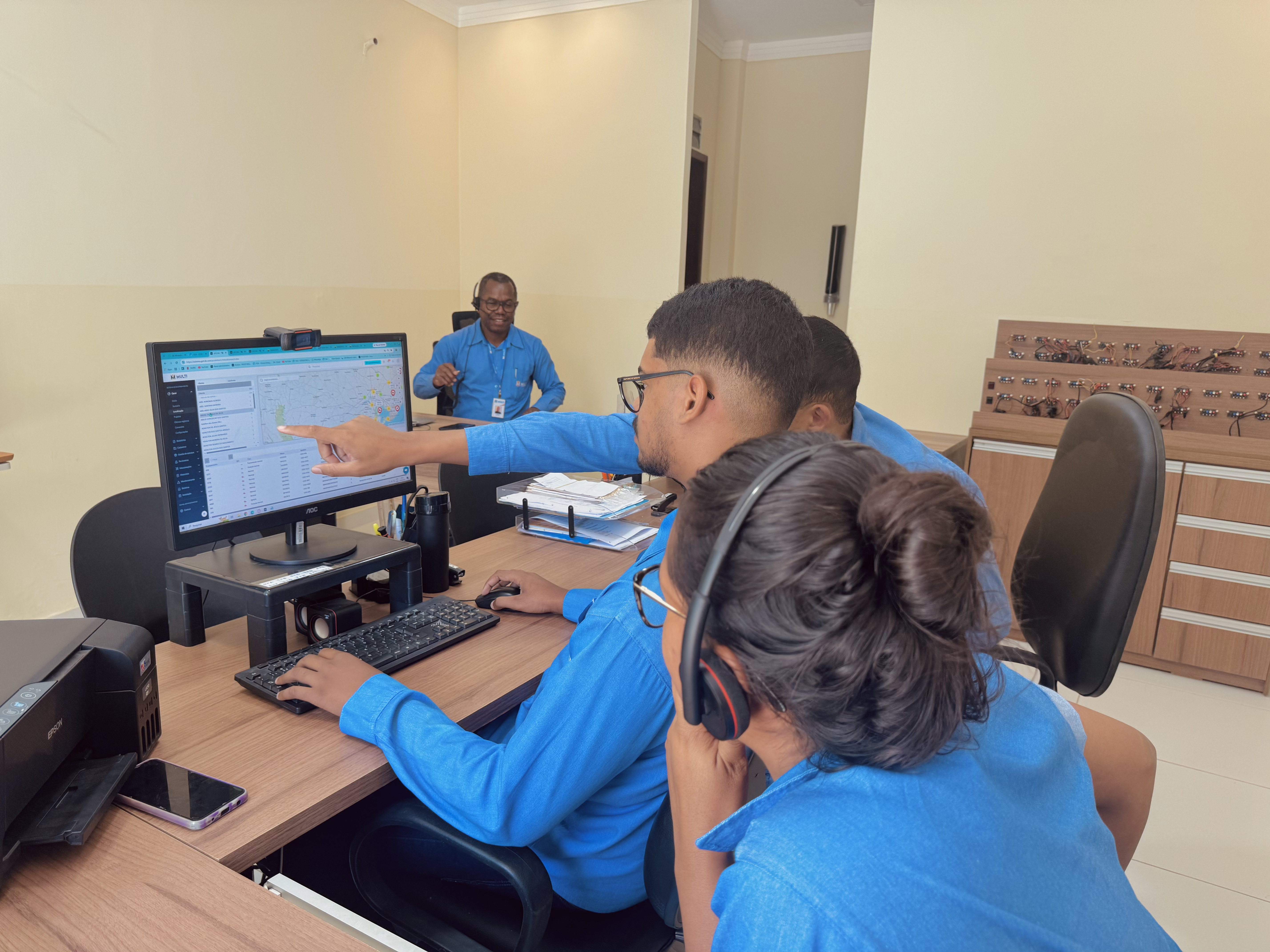 Equipe da Multi Rastreamento acompanhando veículos pela central de monitoramento