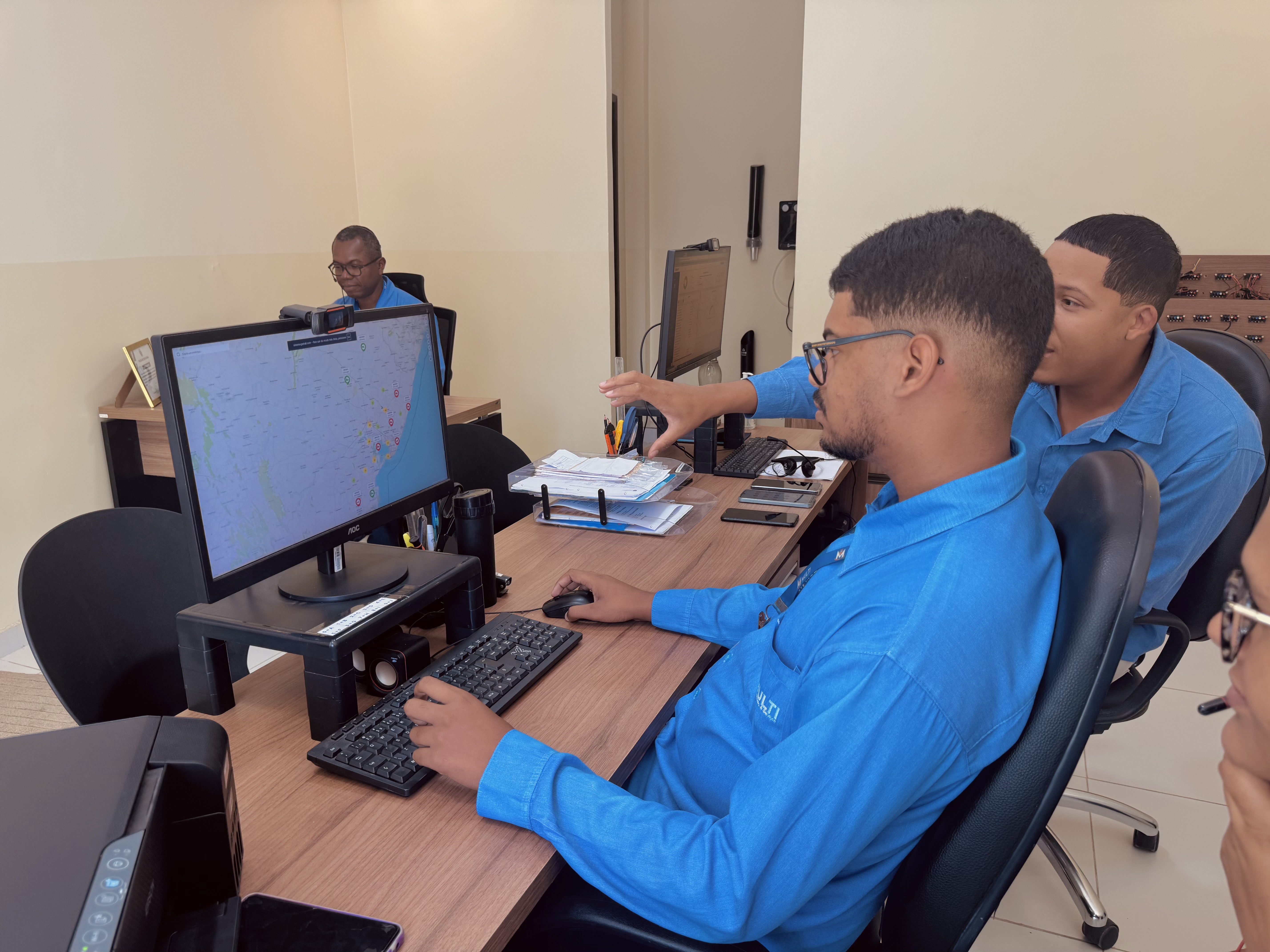 Equipe da Multi Rastreamento gerenciando rastreadores pela central de monitoramento