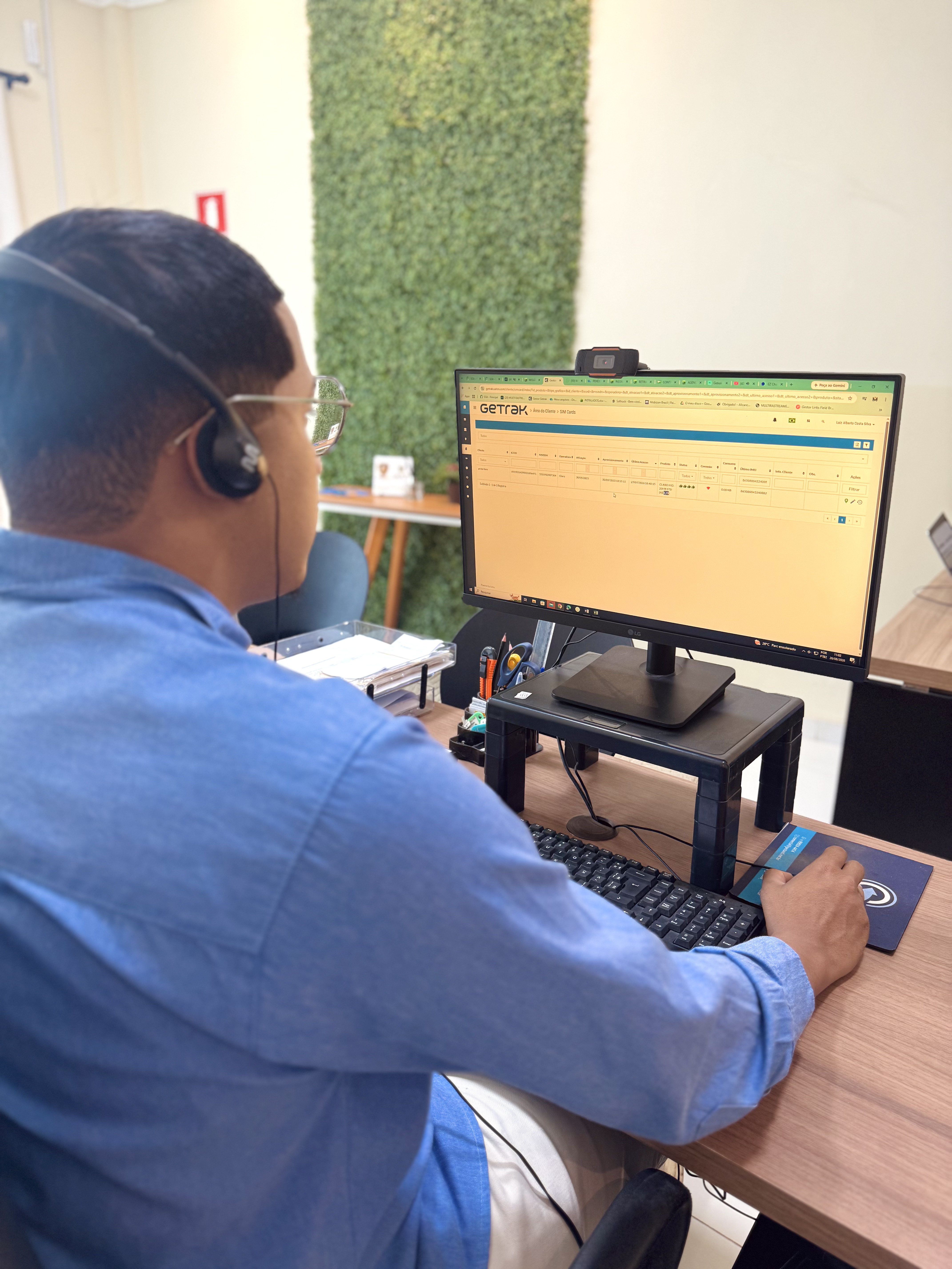 Profissional da Multi utilizando plataforma de rastreamento